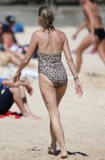 Наоми Уоттс (Naomi Watts) wearing a swimsuit at a beach in Australia,16.12.13 (72xHQ) Fe4ff4296579971