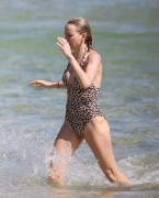 Наоми Уоттс (Naomi Watts) wearing a swimsuit at a beach in Australia,16.12.13 (72xHQ) Ce1920296580068