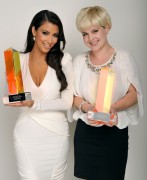 Келли Осборн и Ким Кардашян (Kim Kardashian, Kelly Osbourne) Hollywood Style Awards (13xUHQ)  Cd5bb0297291290