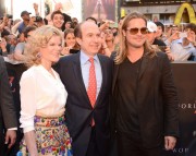 Брэд Питт (Brad Pitt) 'World War Z' New York Premiere, Duffy Square in Times Square (June 17, 2013) - 206xHQ 32dc02299069802