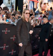 Брэд Питт (Brad Pitt) 'World War Z' New York Premiere, Duffy Square in Times Square (June 17, 2013) - 206xHQ 6e5099299069375