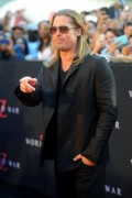 Брэд Питт (Brad Pitt) 'World War Z' New York Premiere, Duffy Square in Times Square (June 17, 2013) - 206xHQ 677699299071064