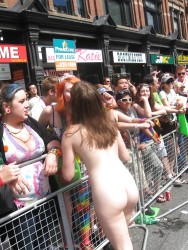 Голая девушка на гей-параде