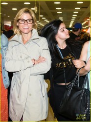 Ariel Winter & Julie Bowen - Arriving at Sydney International Airport - Feb. 19, 2014