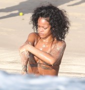 Рианна (Rihanna) On the beach, Barbados, 2013-12-28 (82xHQ) B05df3309924289