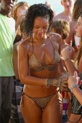 Рианна (Rihanna) On the beach, Barbados, 2013-12-28 (82xHQ) Bd6c76309924797