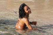 Рианна (Rihanna) On the beach, Barbados, 2013-12-28 (82xHQ) D09ec0309924546