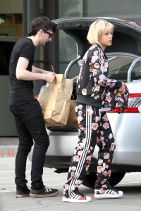 Fotos UHQ Sin Marcas: Rita Ora en Blushington Makeup Beauty Lounge, West Hollywood, 24 Marzo