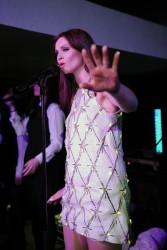 Софи Эллис-Бекстор (Sophie Ellis Bextor) performing by candlelight for the WWF Earth Hour in London 3/30/14 - 27 HQ 33037b317859384