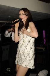 Софи Эллис-Бекстор (Sophie Ellis Bextor) performing by candlelight for the WWF Earth Hour in London 3/30/14 - 27 HQ 4b512a317859292