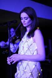 Софи Эллис-Бекстор (Sophie Ellis Bextor) performing by candlelight for the WWF Earth Hour in London 3/30/14 - 27 HQ F37be0317859471