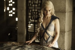 Emilia Clarke - Game of Thrones S04Ep07 Still Photo