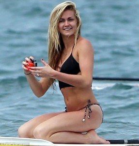 [ Fotos Paparazzi ] - Witney Carson y Lindsay Arnold - En bikini en
