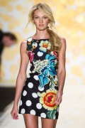 Кэндис Свейнпол (Candice Swanepoel) Desigual, Mercedes-Benz Fashion Week Fall 2014, 02.06.2014 (40xHQ) A974ad337309237