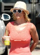 Бритни Спирс (Britney Spears) grabbing a coffee at Starbucks in Westlake Village, 22.07.2014 (19xHQ) 55ee94341434642