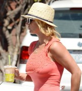Бритни Спирс (Britney Spears) grabbing a coffee at Starbucks in Westlake Village, 22.07.2014 (19xHQ) 880904341434692