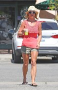 Бритни Спирс (Britney Spears) grabbing a coffee at Starbucks in Westlake Village, 22.07.2014 (19xHQ) E43685341434681