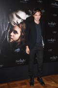 Роберт Паттинсон (Robert Pattinson) Twilight, Paris, 9.02.2008 - 6xHQ Fd932a342630353