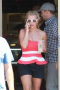 Бритни Спирс (Britney Spears) Starbucks in Thousand Oaks, 11.08.2014 - 79хHQ C84f39347448982