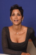 Холли Берри (Halle Berry) Frankie and Alice press conference portraits by Munawar Hosain (Hollywood, November 30, 2010) (103HQ) 74654a348137127