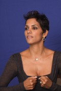 Холли Берри (Halle Berry) Frankie and Alice press conference portraits by Munawar Hosain (Hollywood, November 30, 2010) (103HQ) 7d532c348137137