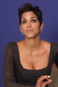 Холли Берри (Halle Berry) Frankie and Alice press conference portraits by Munawar Hosain (Hollywood, November 30, 2010) (103HQ) Fc928a348137209