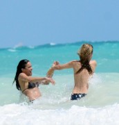 Кара Делевинь и Мишель Родригес (Michelle Rodriguez, Cara Delevigne) at beach in Cancún, Mexico, 2014.03.28 (58xHQ) Eedceb349072374