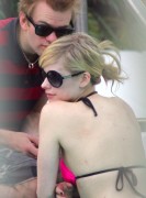 Аврил Лавин (Avril Lavigne) Bikini In Miami - 8xHQ 303b09355285423