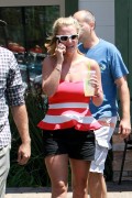Бритни Спирс (Britney Spears) Starbucks in Thousand Oaks, 11.08.2014 - 80xHQ 8e795c356857031