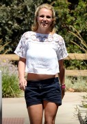 Бритни Спирс (Britney Spears) Has lunch at Wildflour Bakery & Cafe in Thousand Oaks, 22.08.2014 - 33xHQ C4efec356856925