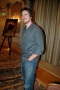 Кристиан Бэйл (Christian Bale) 'Batman Begins' Press Conference (2005) 88b9e5356890419