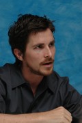 Кристиан Бэйл (Christian Bale) 'Batman Begins' Press Conference (2005) Ab97a1356890477