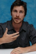 Кристиан Бэйл (Christian Bale) 'Batman Begins' Press Conference (2005) B85d81356890405
