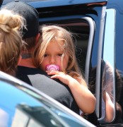 Виктория и Дэвид Бекхэм (David, Victoria Beckham) take daughter Harper to SoulCycle in Brentwood, 23.08.2014 (21xHQ) 75fca2363216408