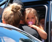 Виктория и Дэвид Бекхэм (David, Victoria Beckham) take daughter Harper to SoulCycle in Brentwood, 23.08.2014 (21xHQ) A72dd5363216414