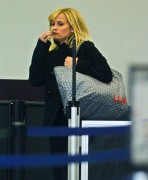 Риз Уизерспун (Reese Witherspoon) Departs out of JFK airport in NY,29.10.2014 (21xHQ) 284fd4364179886