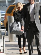 Риз Уизерспун (Reese Witherspoon) Departs out of JFK airport in NY,29.10.2014 (21xHQ) 9db61a364179862