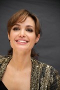 Анджелина Джоли (Angelina Jolie)   The Tourist press conference portrats by Vera Anderson (December 6, 2010) (14xHQ) 34b754367527662