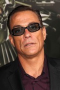 Жан-Клод Ван Дамм (Jean-Claude Van Damme) Premiere of The Expendables 2 at Grauman's Chinese Theatre in Los Angeles,15.08.2012 - 77хHQ 7bc414371204331