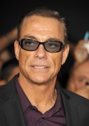 Жан-Клод Ван Дамм (Jean-Claude Van Damme) Premiere of The Expendables 2 at Grauman's Chinese Theatre in Los Angeles,15.08.2012 - 77хHQ Fd5696371204323