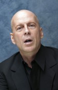 Брюс Уиллис (Bruce Willis)  Live Free or Die Hard press conference (Los Angeles, June 1, 2007) C91426381916829