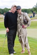 Кэтрин Зета-Джонс и Майкл Дуглас (Catherine Zeta-Jones, Michael Douglas) играет в гольф на поле (11хHQ) 10ae31382308140