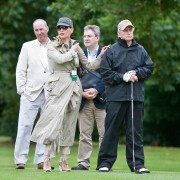 Кэтрин Зета-Джонс и Майкл Дуглас (Catherine Zeta-Jones, Michael Douglas) играет в гольф на поле (11хHQ) 22e32c382308126