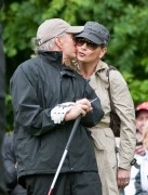Кэтрин Зета-Джонс и Майкл Дуглас (Catherine Zeta-Jones, Michael Douglas) играет в гольф на поле (11хHQ) 4d95b0382308161