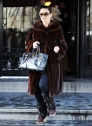 Кэтрин Зета-Джонс (Catherine Zeta-Jones) на улице в коричневой шубе (6хHQ) 4ddafe382309916