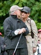 Кэтрин Зета-Джонс и Майкл Дуглас (Catherine Zeta-Jones, Michael Douglas) играет в гольф на поле (11хHQ) Ff33e0382308135