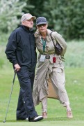 Кэтрин Зета-Джонс и Майкл Дуглас (Catherine Zeta-Jones, Michael Douglas) играет в гольф на поле (11хHQ) Ff532d382308174
