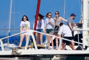 Тейлор Свифт (Taylor Swift) on a boat, Maui, Hawaii, 2015.1.24 (57xHQ) 0c44a3386397756