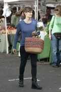 Дженнифер Гарнер (Jennifer Garner) Shops at Farmer's Market in Pacific Palisades, 07/12/2014 (13xHQ) 3cf388387412178