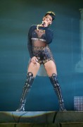 Рианна (Rihanna) performs live at the first Show of her Australian Tour at Perth Arena in Perth, 24.09.2013 (3xHQ) 8ff85d390111118